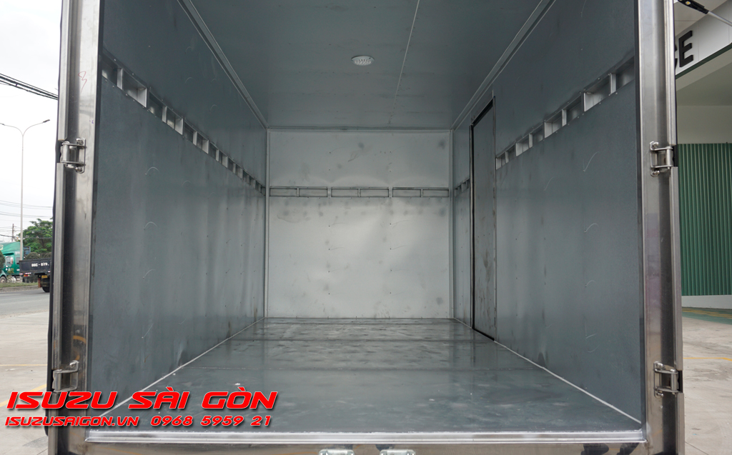 Xe Tải Isuzu 2T4 QKR QMR77HE5A Thùng Kín 8